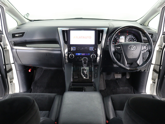 【運転席助手席も広々☆】
広々使えるのは後席だけではございません｡
国内最高峰ミニバンの特権ですね!