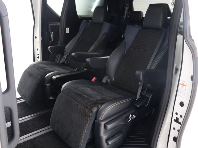 【オットマン完備】
足を伸ばして座れるオットマン完備!
後席の快適空間でドライブをすることが可能