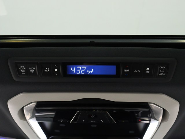 後部座席でエアコン温度をお好みで設定する
ことができます!