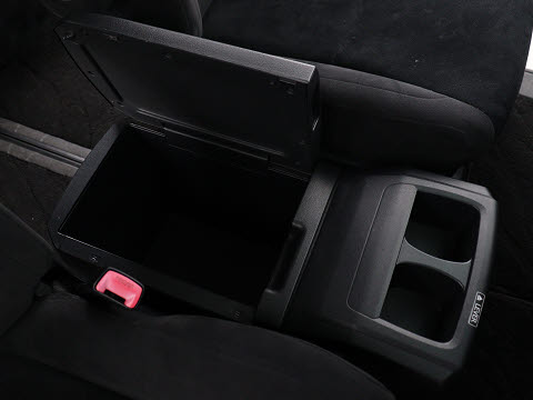 【センターコンソール】上部にはドリンクホ
ルダーと物置テーブルを備えスライドさせる
ことで下部に大容量の収納BOXを完備！