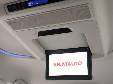 【電動後席モニター】ＪＢＬサウンド専用！
電動開閉後席フリップダウンモニターです。
５．１ｃｈサウンド対応、１７スピーカーの
専用音響システムとなり、人気の装備になり
ます。