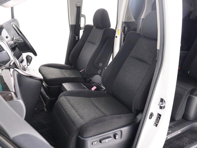 内装の状態も非常にクリーンな状態です｡
ご納車前には専門スタッフが
隅々までクリーニングを行います!