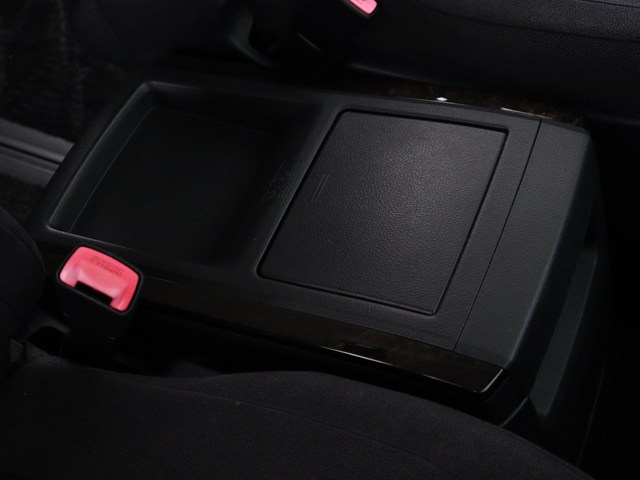 【スライド式コンソールボックス】
大容量の収納力が魅力的なコンソールです!
ドリンクホルダーも使いやすい配置です!