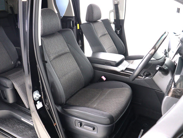 【メモリ機能付きパワーシート】
運転者専用セッティング可能な運転席です!
３名までのポジションを即呼び出します★