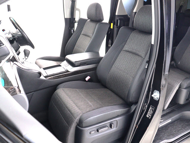 内装の状態も非常にクリーンな状態です｡
ご納車前には専門スタッフが
隅々までクリーニングを行います!
