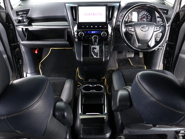 【運転席助手席も広々☆】
広々使えるのは後席だけではございません｡
国内最高峰ミニバンの特権ですね!