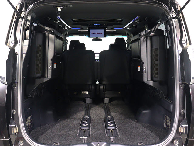 【広々トランクルーム】
スーツケース､ゴルフバッグも楽々収納可能
大人数での旅行にもピッタリの収容量です