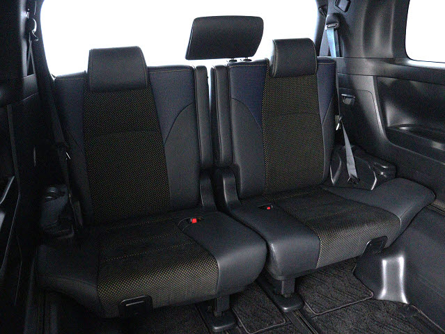 【サードシートまで広々空間】
シートアレンジにて快適空間を演出します!
豊富なアレンジパターンがございます!