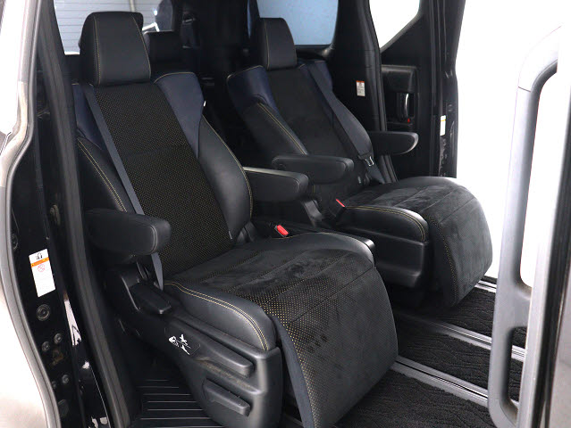 【オットマン完備】
足を伸ばして座れるオットマン完備!
後席の快適空間でドライブをすることが可能