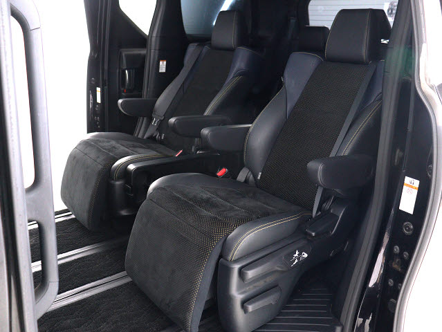 【オットマン完備】
足を伸ばして座れるオットマン完備!
後席の快適空間でドライブをすることが可能