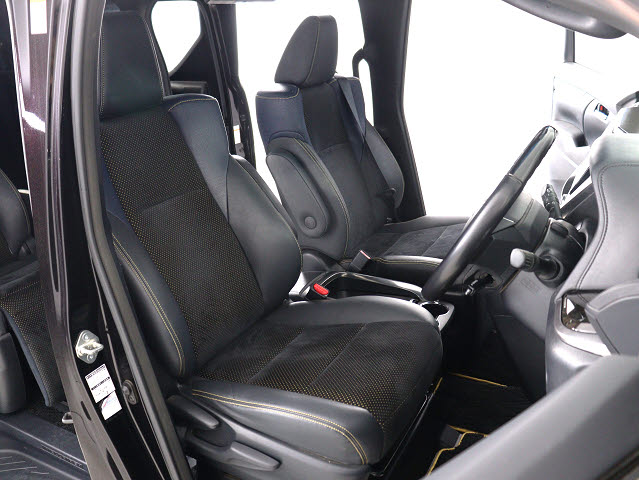 内装の状態も非常にクリーンな状態です｡
ご納車前には専門スタッフが
隅々までクリーニングを行います!