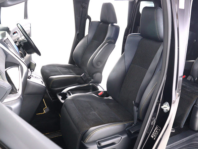 内装の状態も非常にクリーンな状態です｡
ご納車前には専門スタッフが
隅々までクリーニングを行います!