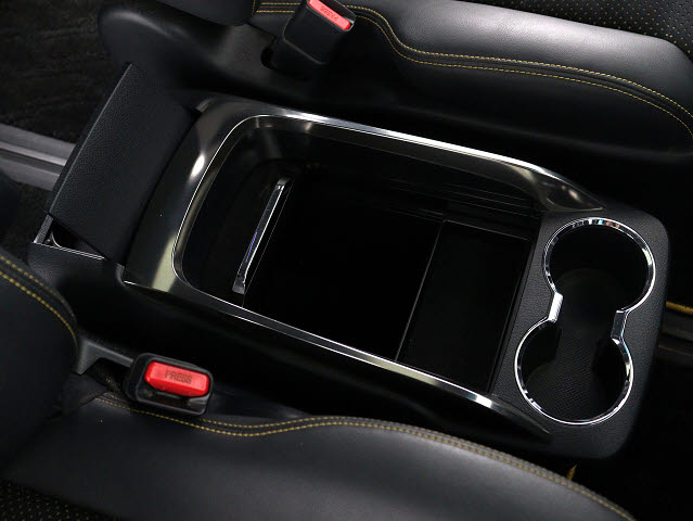 【スライド式コンソールボックス】
大容量の収納力が魅力的なコンソールです!
ドリンクホルダーも使いやすい配置です!