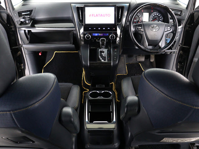 【運転席助手席も広々☆】
広々使えるのは後席だけではございません｡
国内最高峰ミニバンの特権ですね!