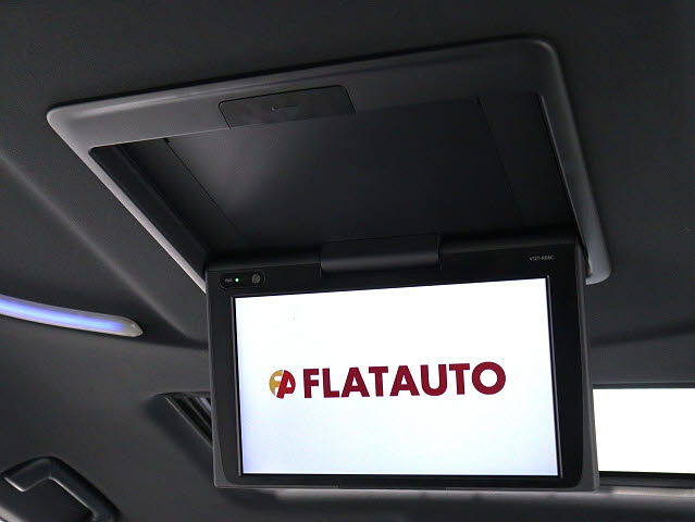 【後席モニター】
ミニバンの必須装備とも言える装備です!
後席の方も飽きることなくドライブが可能!