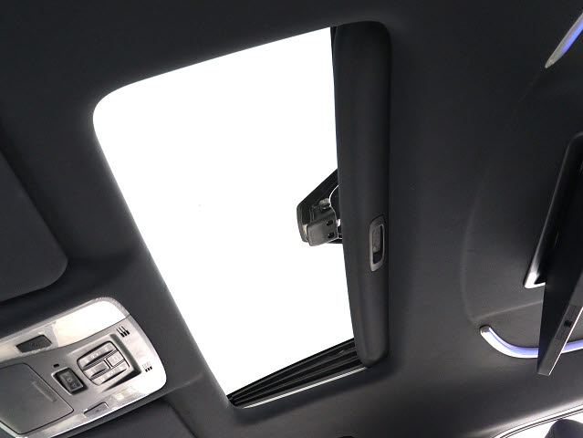 【大人気☆ツインサンルーフ】
見た目もカッコよく、車内の解放感も演出!
必須条件にされるほどの大人気装備です!