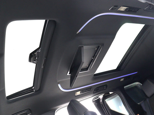 【大人気☆ツインサンルーフ】
見た目もカッコよく、車内の解放感も演出!
必須条件にされるほどの大人気装備です!