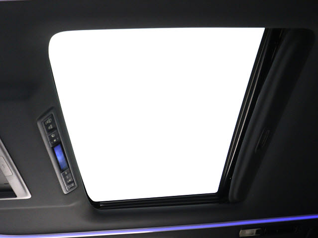 【大人気☆ツインサンルーフ】
見た目もカッコよく、車内の解放感も演出!
必須条件にされるほどの大人気装備です!