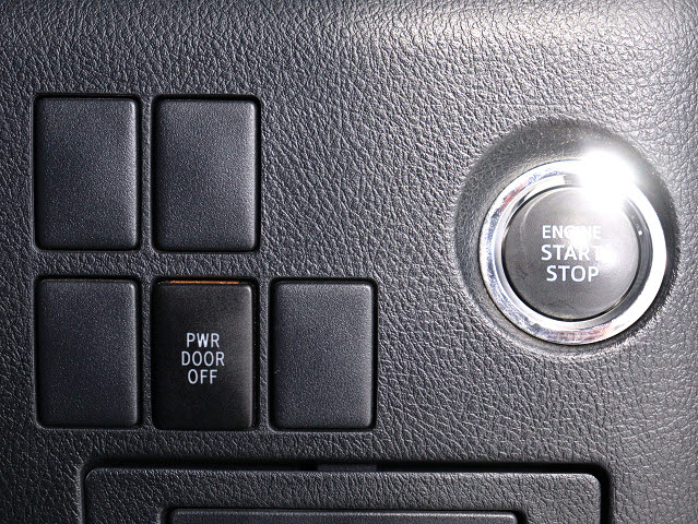 【プッシュスタート】
エンジン始動時はプッシュスタートを採用!
カバンから鍵を取り出す手間も不要です｡
