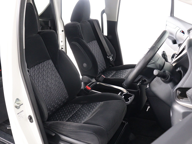 内装の状態も非常にクリーンな状態です｡
ご納車前には専門スタッフが
隅々までクリーニングを行います!