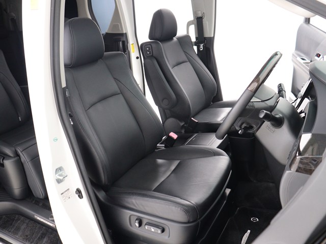 内装の状態も非常にクリーンな状態です｡
ご納車前には専門スタッフが
隅々までクリーニングを行います!