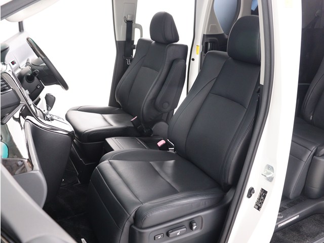 内装の状態も非常にクリーンな状態です｡
ご納車前には専門スタッフが
隅々までクリーニングを行います!