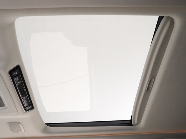 【大人気☆ツインサンルーフ】
見た目もカッコよく、車内の解放感も演出!
必須条件にされるほどの大人気装備です!