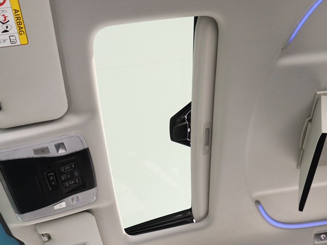 【大人気☆ツインサンルーフ】
見た目もカッコよく、車内の解放感も演出!
必須条件にされるほどの大人気装備です!