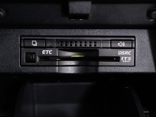 【ビルトインＥＴＣ】
後付けとは異なる一体感が魅力です｡
高速道路でストレスなく走行できます｡