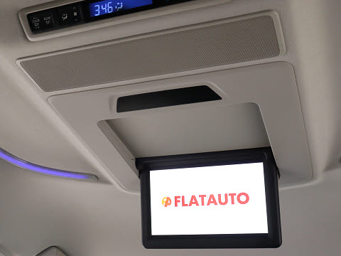 【電動後席モニター】ＪＢＬサウンド専用！
電動開閉後席フリップダウンモニターです。
５．１ｃｈサウンド対応、１７スピーカーの
専用音響システムとなり、人気の装備になり
ます。