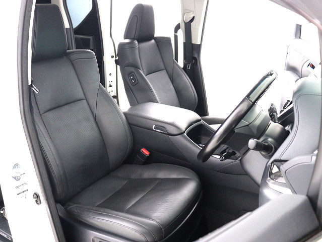 内装の状態も非常にクリーンな状態です｡
ご納車前には専門スタッフが
隅々までクリーニングを行います!