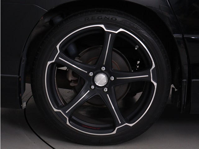 【社外２０インチアルミホイール装着車両】
社外のカスタムホイールが装着されており､
見た目も引き締まっております!