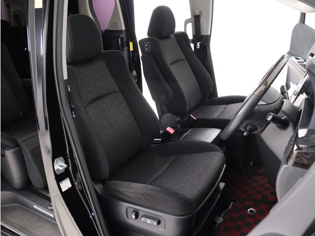内装の状態も非常にクリーンな状態です｡
ご納車前には専門スタッフが
隅々までクリーニングを行います!