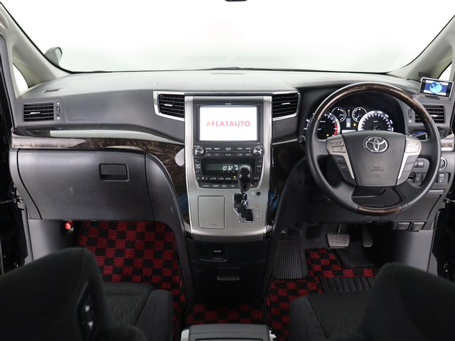 【運転席助手席も広々☆】
広々使えるのは後席だけではございません｡
国内最高峰ミニバンの特権ですね!