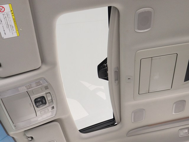 【大人気☆ツインサンルーフ】
見た目もカッコよく、車内の解放感も演出!
必須条件にされるほどの大人気装備です!
