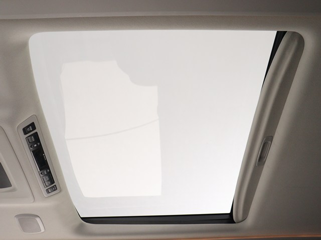 【大人気☆ツインサンルーフ】
見た目もカッコよく、車内の解放感も演出!
必須条件にされるほどの大人気装備です!