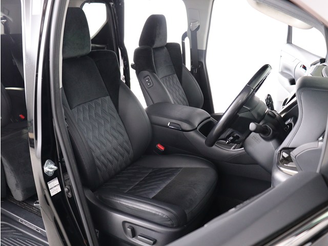 内装の状態も非常にクリーンな状態です｡
ご納車前には専門スタッフが
隅々までクリーニングを行います!