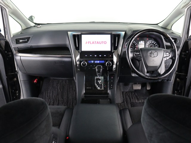 【運転席助手席も広々☆】
広々使えるのは後席だけではございません｡
国内最高峰ミニバンの特権ですね!