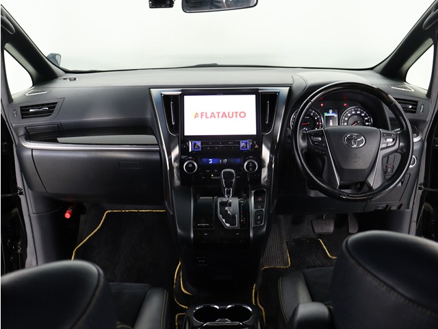 【運転席助手席も広々☆】
広々使えるのは後席だけではございません｡
国内最高峰ミニバンの特権ですね!