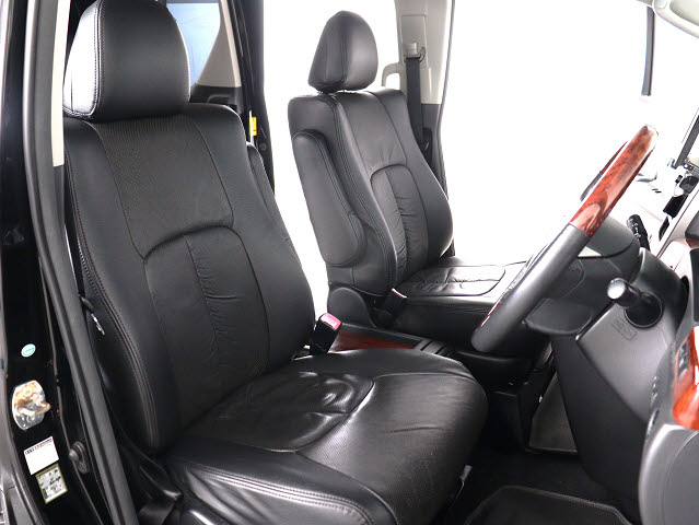 内装の状態も非常にクリーンな状態です｡
ご納車前には専門スタッフが
隅々までクリーニングを行います!