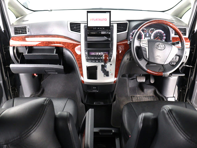 【運転席助手席も広々☆】
広々使えるのは後席だけではございません｡
国内最高峰ミニバンの特権ですね!