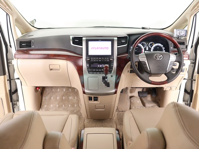 【運転席助手席も広々☆】
広々使えるのは後席だけではございません｡
国内最高峰ミニバンの特権ですね!