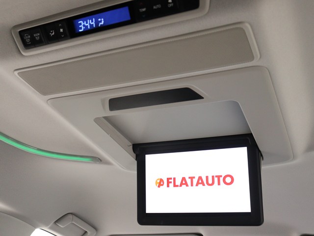 【電動後席モニター】ＪＢＬサウンド専用！
電動開閉後席フリップダウンモニターです。
５．１ｃｈサウンド対応、１７スピーカーの
専用音響システムとなり、人気の装備になり
ます。