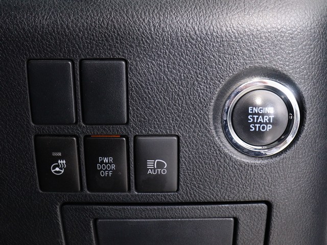 【プッシュスタート】
エンジン始動時はプッシュスタートを採用!
カバンから鍵を取り出す手間も不要です｡