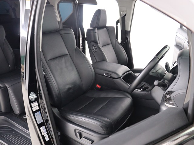 内装の状態も非常にクリーンな状態です｡
ご納車前には専門スタッフが
隅々までクリーニングを行います!