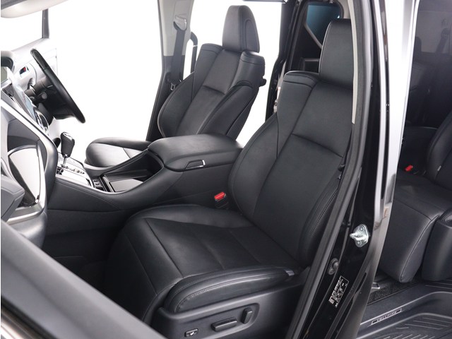 内装の状態も非常にクリーンな状態です｡
ご納車前には専門スタッフが
隅々までクリーニングを行います!