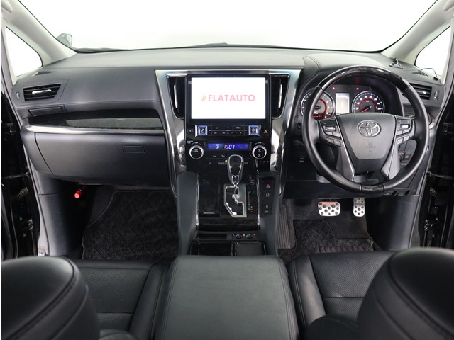 【運転席助手席も広々☆】
広々使えるのは後席だけではございません｡
国内最高峰ミニバンの特権ですね!