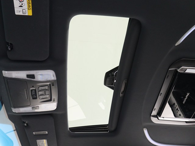 【大人気☆ツインサンルーフ】
見た目もカッコよく、車内の解放感も演出!
必須条件にされるほどの大人気装備です!
