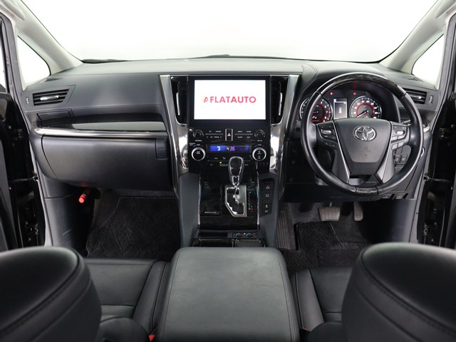 【運転席助手席も広々☆】
広々使えるのは後席だけではございません｡
国内最高峰ミニバンの特権ですね!