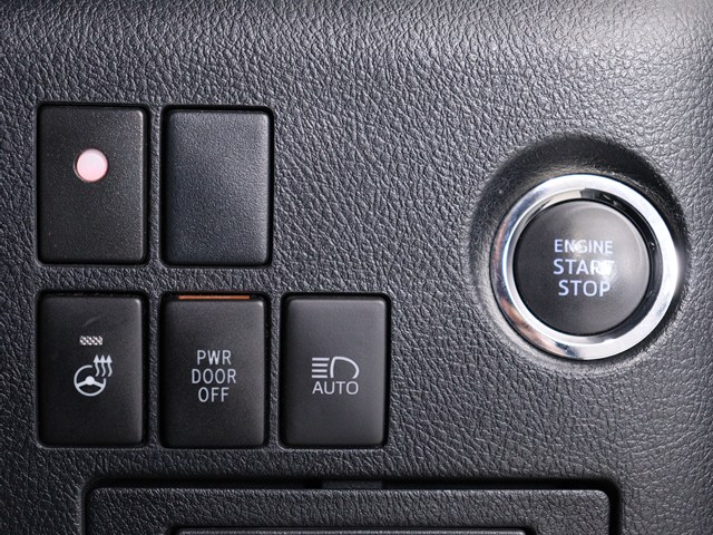 【プッシュスタート】
エンジン始動時はプッシュスタートを採用!
カバンから鍵を取り出す手間も不要です｡